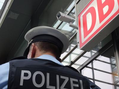 Ein Bundespolizist steht im Berliner Bahnhof Südkreuz unter einer Kamera für die Gesichtserkennung. Bahnhof