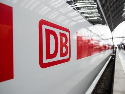 Das Logo der Deutschen Bahn auf einem ICE im Hauptbahnhof von Frankfurt/M. Deutsche Bahn
