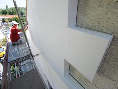 Wärmedämmung an einer Hausfassade: Der Klimaschutz in Gebäuden soll stärker gefördert werden. Wärmedämmung