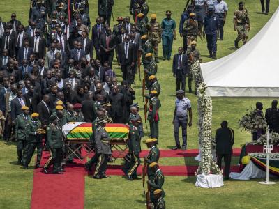Der mit einer Nationalfahne bedeckte Sarg von Robert Mugabe wird im «National Sports Stadium» aufgebahrt. Trauerfeier in Harare