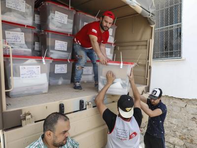 Männer verteilen Wahlurnen und Wahlmaterial in Tunis. Vorbereitung der Präsidentschaftswahlen