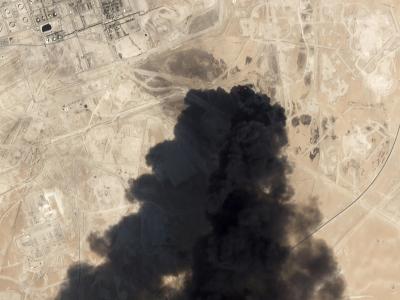 Ein Satellitenbild zeigt aus der attackierten Raffinerie aufsteigenden schwarzen Rauch. Rauchwolke