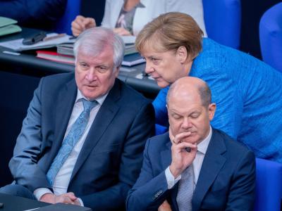 Bundeskanzlerin Angela Merkel am Mittwoch während der Generaldebatte im Gespräch mit Horst Seehofer. Neben ihnen Finanzminister Olaf Scholz. Im Bundestag