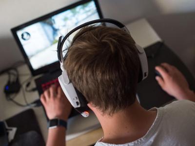 Ein junger Mann spielt ein Online-Computerspiel. Gamer