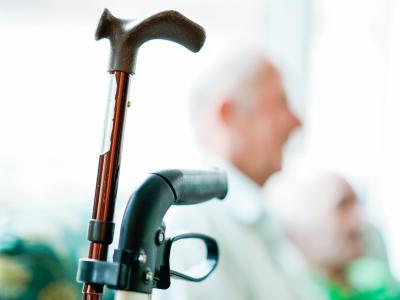 Ein Rollator und ein Gehstock stehen in einer Wohn-Pflege-Gemeinschaft. Pflegereform gefordert