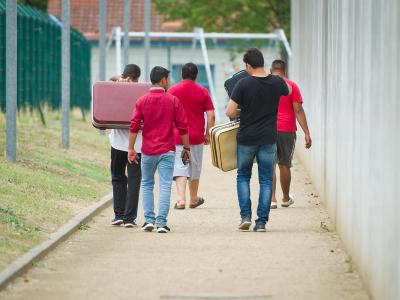Männer in einer Aufnahmeeinrichtung für Flüchtlinge. Flüchtlinge