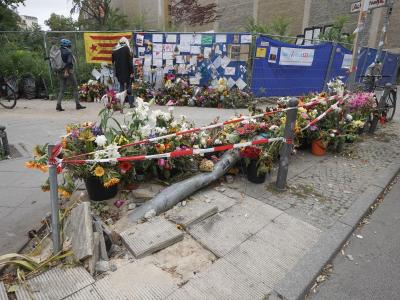 Am Unfallort liegen Blumen zum Gedenken an die vier Toten. Unfallstelle in Berlin-Mitte