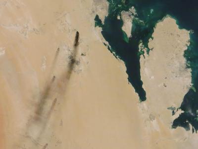 Das Satellitenbild zeigt am 14.09.2019 die aus Ölfeldern aufsteigenden Rauchwolken. Satellitenbild