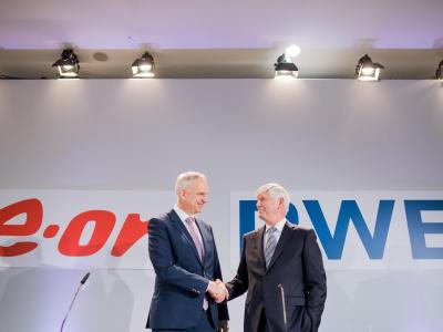 Rolf Martin Schmitz (r), Vorstandsvorsitzender von RWE, und Johannes Teyssen, Vorstandsvorsitzender von Eon, bei einer gemeinsamen Pressekonferenz. RWE und Eon