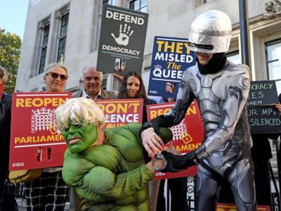 Verkleidet als Superhelden: Demonstranten spotten vor dem Obersten Gerichtshof über Premier Johnson, der Großbritannien mit dem Superhelden «Hulk» verglichen hatte. Brexit