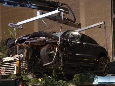 Der zerstörte SUV wird auf einen Abschleppwagen gehoben. Unfallauto