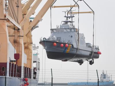 Ein Küstenschutzboot für Saudi-Arabien wird im Hafen von Mukran auf ein Transportschiff verladen. Verladung