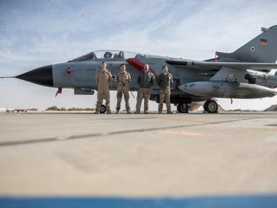 Deutsche Soldaten neben einem Tornado-Jet auf der Airbase Al-Asrak in Jordanien. Luftaufklärung der Bundeswehr
