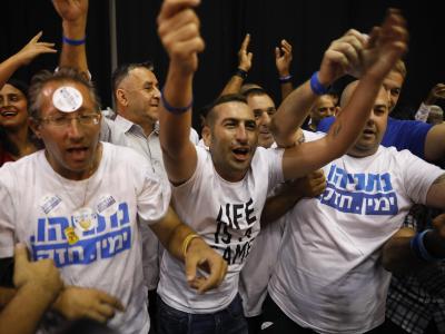 Anhänger der Likud-Partei bejubeln die Prognosen. Bei der Parlamentswahl in Israel zeichnet sich allerdings ein knappes Rennen zwischen Netanjahu und seinem Herausforderer Gantz ab. Parlamentswahlen in Israel