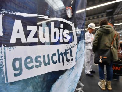 Das war auch schon mal anders in Deutschland: «Azubis gesucht» steht auf einem Banner am Stand einer Firma beim Forum Berufsstart Mitteldeutschland in Erfurt. Suche nach Azubis