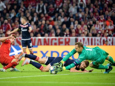 Bayern-Torwart Manuel Neuer (r) kann einen Angriff von Belgrads Milan Pavkov (M) abwehren. Rettungsaktion