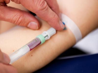 Eine Frau bekommt in einer Klinik Blut abgenommen. Bluttest