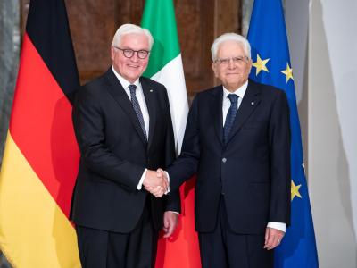 Bundespräsident Frank-Walter Steinmeier (l) und der italienische Pra?sident Sergio Mattarella treffen sich im Quirinalspalast in Rom zu einem Gespräch. Frank-Walter Steinmeier und Sergio Mattarella