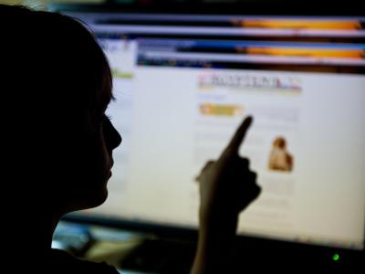 Mehr als jeder Zweite der 12- bis 17-Jährigen in Deutschland hat in den vergangenen zwölf Monaten sexuelle Inhalte oder Darstellungen gesehen - meist im Internet. Internet
