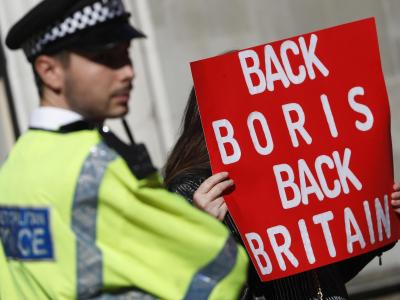 Ein Polizist steht neben einem Pro-Brexit-Demonstranten in London. Premier Boris Johnson will vor allem eine Änderung beim Backstop erreichen. Pro-Brexit-Demonstrant