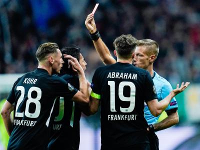 Schiedsrichter Davide Massa zeigt Frankfurts Dominik Kohr die rote Karte. Rote Karte