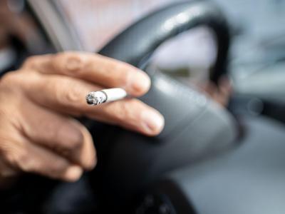 Nach Messungen des Deutschen Krebsforschungszentrums ist die Schadstoffkonzentration in verrauchten Autos fünf Mal so hoch wie in einer durchschnittlich verrauchten Bar. Rauchen im Auto