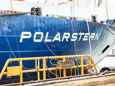 Auf dem Forschungsschiff «Polarstern» lassen sich Wissenschaftler ein Jahr lang im Packeis der zentralen Arktis einfrieren. «Polarstern»