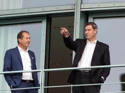 Die Nacht durchgemacht: CSU-Landesgruppenchef Alexander Dobrindt (l.) und der bayerische Ministerpräsident Markus Söder (CSU) schnappen auf dem Balkon des Kanzleramts Luft. Koalitionsausschuss