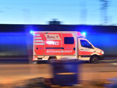 Krankenwagen im Einsatz: In Böblingen hat ein Unbekannter ein Rettungsfahrzeug im Notfalleinsatz kurzerhand umgeparkt, weil es ihm im Weg war. Rettungswagen im Einsatz