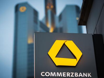 «Ein weiterer konzernweiter Stellenabbau ist leider unvermeidbar» - Commerzbank-Filiale und Konzernzentrale in Frankfurt am Main. Commerzbank