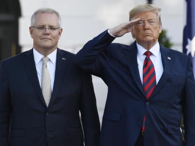 Kämpferische Pose: US-Präsident Donald Trump salutiert, während er Australiens Premierminister Scott Morrison im Weißen Haus begrüßt. Trump in Washington