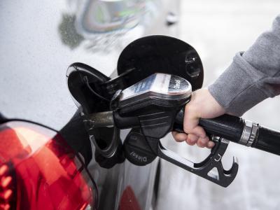 Ein CO2-Preis soll Diesel und Benzin, Erdgas und Heizöl teurer machen. Aber er kommt sehr zaghaft. An der Tankstelle