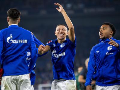 Schalkes Amine Harit (M) jubelt nach dem Schlusspfiff. FC Schalke 04 - FSV Mainz 05