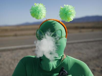 Ein als Alien verkleideter Besucher des Festivals vor dem Eingang zu Area 51. Alien-Fans in der Wüste