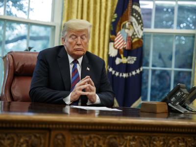 Donald Trump im Oval Office des Weißen Hauses an seinem Schreibtisch. Donald Trump