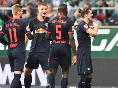 Timo Werner (l-r), Willi Orban, Dayot Upamecano und Torschütze Marcel Sabitzer feiern ein weiteres Tor in Bremen. Tabellenführer