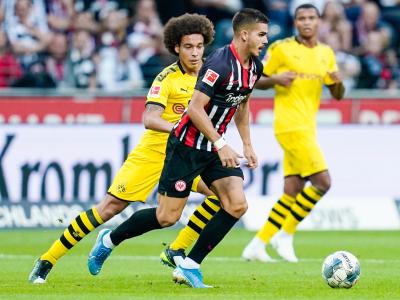 Frankfurts André Silva (r) im Duell mit Dortmunds Axel Witsel. Eintracht Frankfurt - Borussia Dortmund