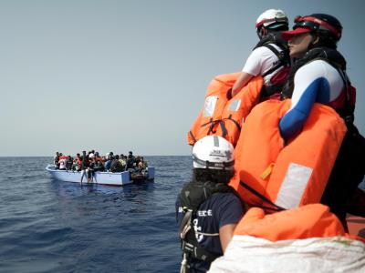 Seenotretter von SOS Méditerranée halten vor Libyen Rettungswesten für in Seenot geratene Flüchtlinge bereit. Bootsflüchtlinge