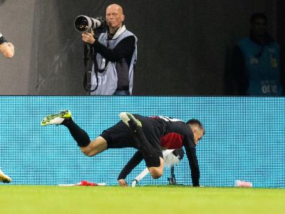 Trifft besonders gern gegen den FC Köln: Vedad Ibisevic (r) fällt nach seinem Treffer zum 2:0 über die Eckfahne. FC-Schreck