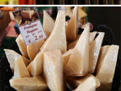 Eingelegte Oliven aus Spanien (oben). Spanischer Wein und italienischer Parmesan. KOMBO - Oliven, Wein und Parmeesan