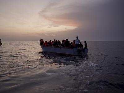 Flüchtlinge auf einem überfüllten Holzboot im Mittelmeer. Bootsflüchtlinge