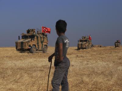 Türkische gepanzerte Fahrzeuge während einer gemeinsamen Bodenpatrouille mit US-Streitkräften in der sogenannten «Sicherheitszone». . An der Grenze
