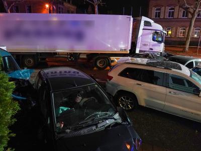 Der Fahrer des gestohlenen Lastwagens war bisher mit Drogendelikten und Gewaltkriminalität aufgefallen. Unfallstelle