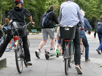 Es wird noch enger in den Städten: E-Tretroller konkurrieren mit Autos, Radfahrern und Fußgängern. F. Es wird eng