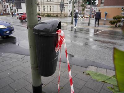 Nur noch ein Absperrband der Polizei erinnert einen Tag nach dem Lkw-Zwischenfall an den Crash in Limburg. Lastwagenunfall in Limburg