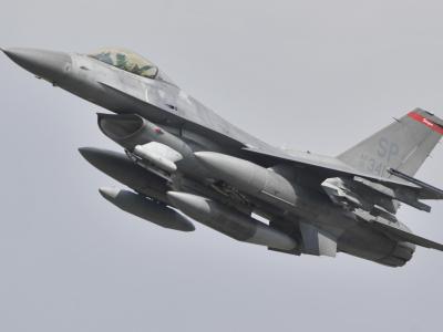 Ein US-Kampflugzeug vom Typ F-16 Falcon startet auf der Airbase Spangdahlem. US-Militärjet