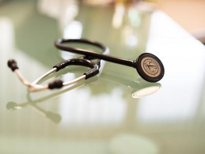 Nach Jahren mit hohen Überschüssen drohen den gesetzlichen Krankenkassen einer Prognose zufolge in einigen Jahren wieder Defizite. Krankenkassen