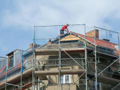 Dachausbau und Sanierung eines Altbaus. Ein Hartz-IV-Empfänger aus Berlin und seine Vermieterin streiten vor dem Bundesgerichtshof um eine deutliche Mieterhöhung. Haus modernisiert