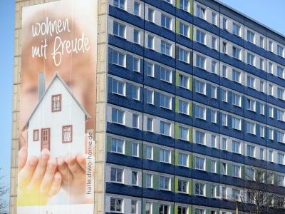 Die Mietpreisbremse hatte einige Schwachstellen - und wirkte deshalb anfangs kaum. Jetzt bessert die Bundesregierung erneut nach. Einige Mieter können sich auf hohe Erstattungen freuen - wenn der Bundestag zustimmt. Bundesregierung verlängert Mietpreisbremse und bessert nach