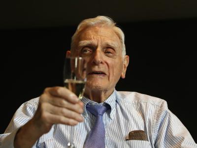 Materialwissenschaftler John B. Goodenough posiert für die Medien bei der Royal Society, nachdem er zum Nobelpreisträger für Chemie 2019 ernannt wurde. John Goodenough